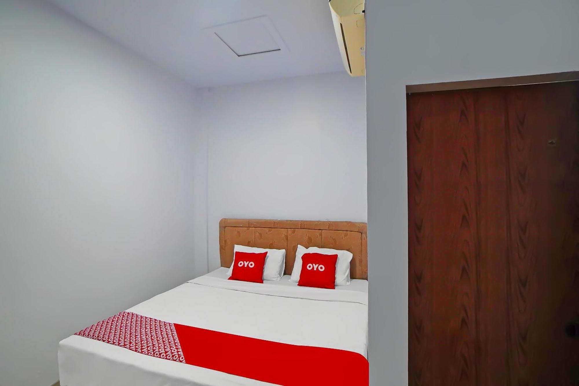 Oyo 92342 Hotel Batik Traveller Medan Exterior photo