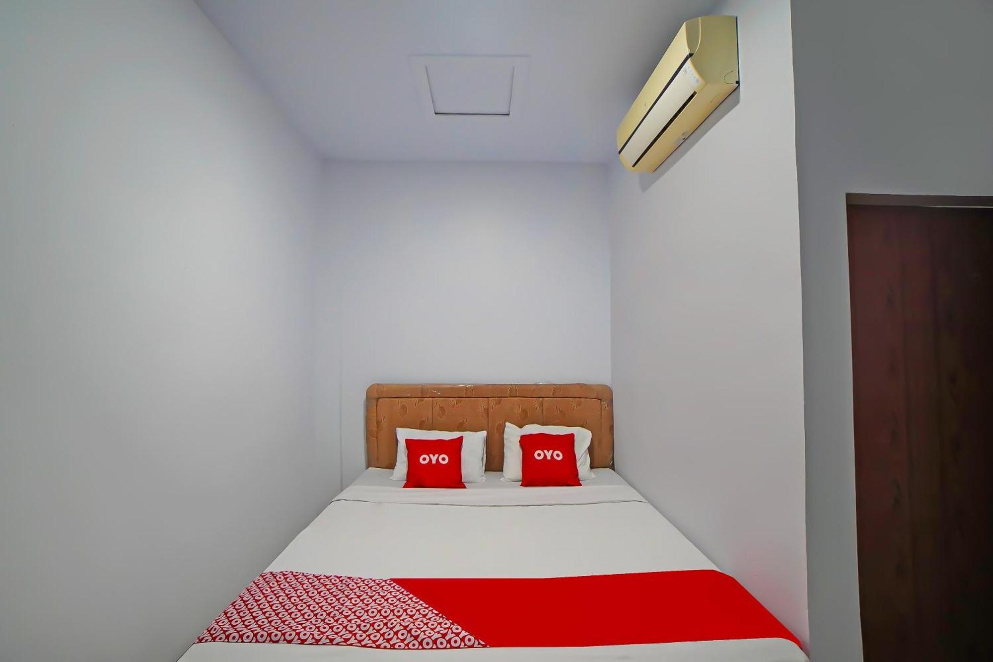 Oyo 92342 Hotel Batik Traveller Medan Exterior photo