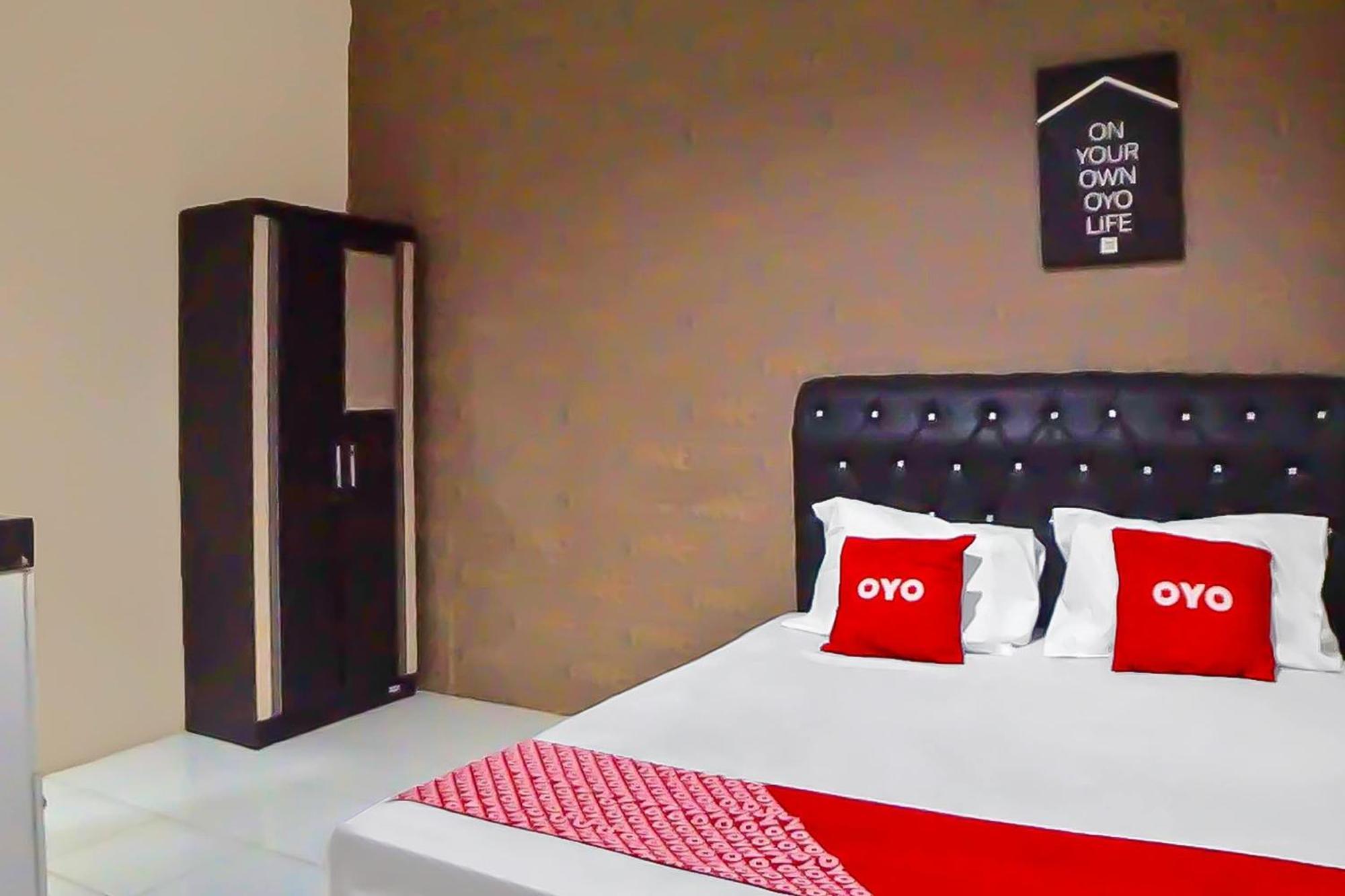 Oyo 92342 Hotel Batik Traveller Medan Exterior photo