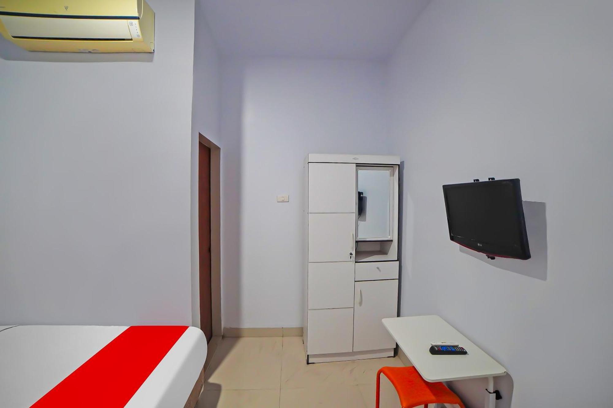 Oyo 92342 Hotel Batik Traveller Medan Exterior photo